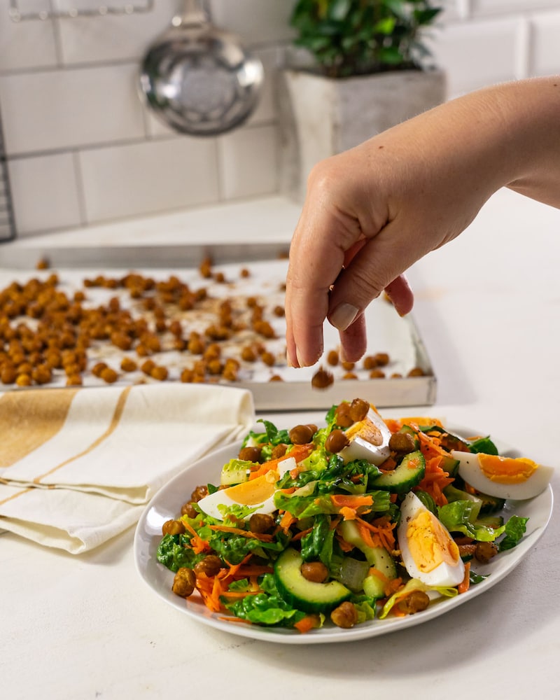 Dieses Bild zeigt wie der Salat angerichtet wird.