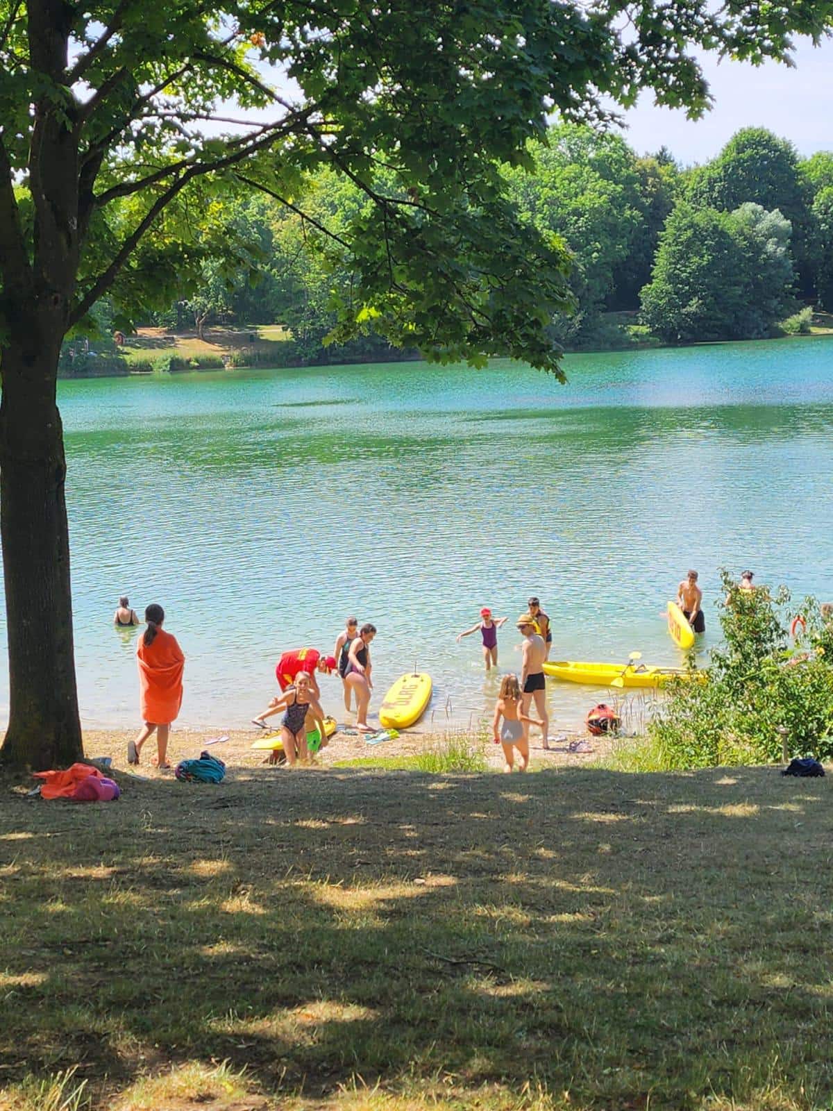 Kinder und Vereinsmitglieder beim Spielen im See