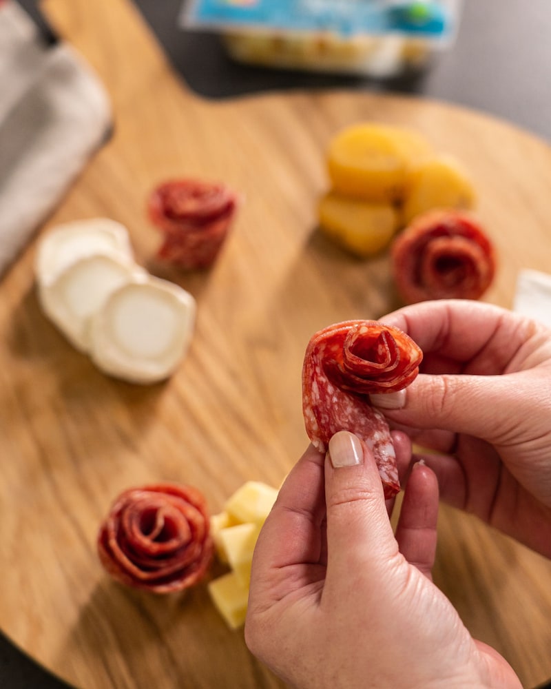 Dieses Bild zeigt wie Salami gefaltet wird.