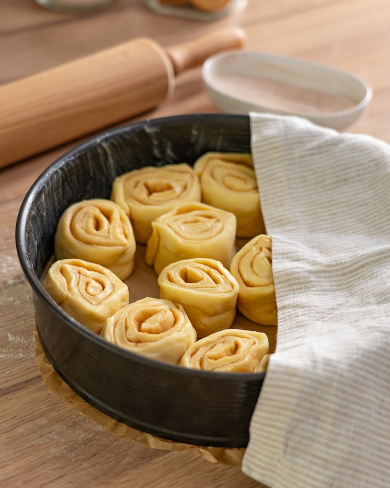 Zimtschnecken-Kuchen mit Blaubeersauce