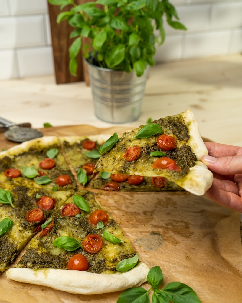 Auf diesem Bild siehst du wie die fertige Pesto-Pizza.