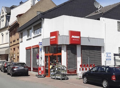 Sie sehen den Eingang vom Penny Markt in Ober-Ramstadt, Leuschner Str. 5