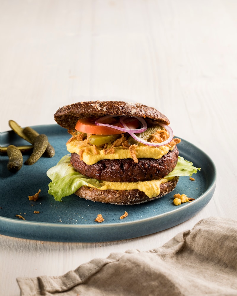 Das Bild zeigt den fertigen veganen hot Burger.