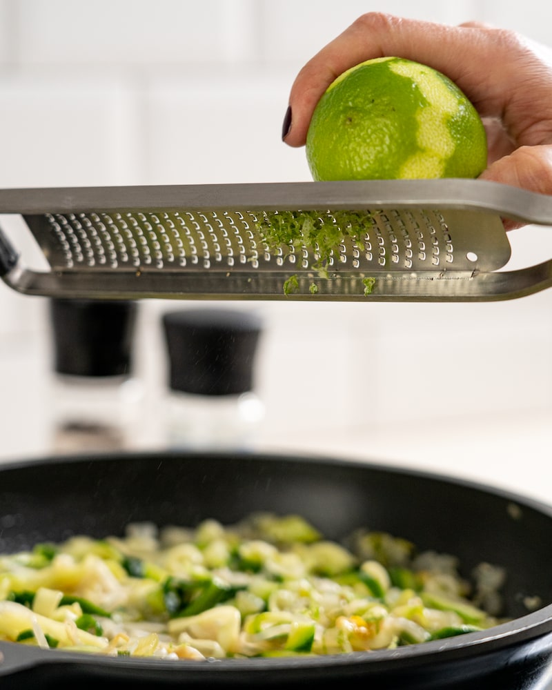 Auf diesem Bild siehst du wie eine Limette gerieben wird.