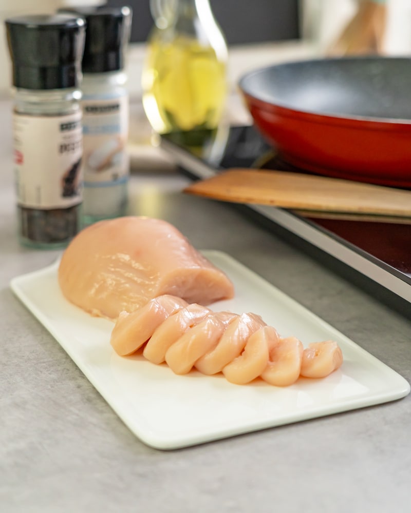 Diese Bild zeigt wie das Fleisch in Streifen geschnitten wird.