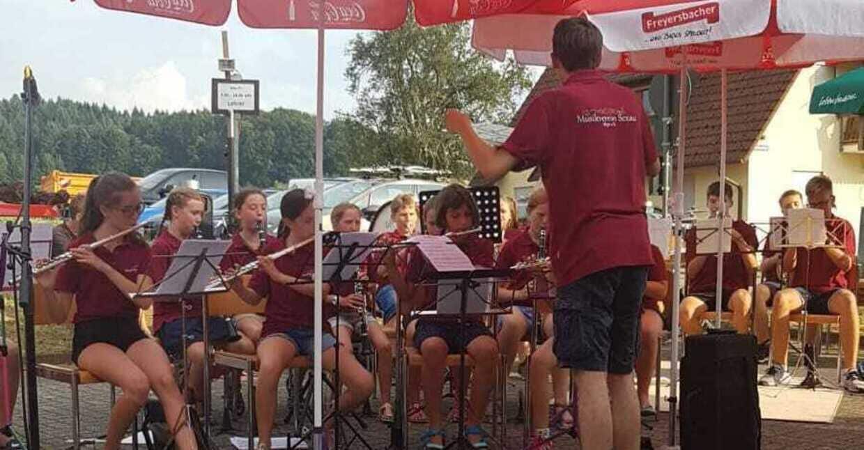 Kinder fuehren ein Konzert auf