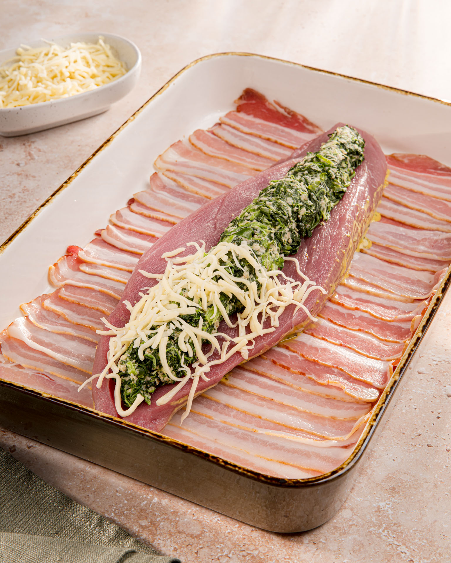 Gefülltes Schweinefilet im Speckmantel – Rezept für den Backofen ohne ...