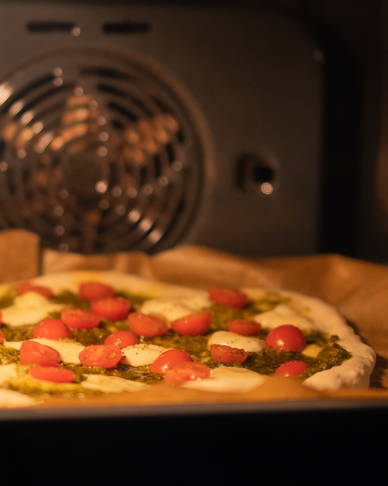Auf diesem Bild siehst du wie die Pizza gebacken wird.