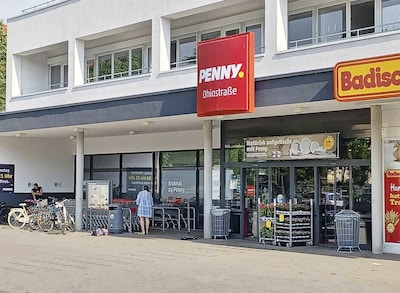 Sie sehen den Eingang vom Penny Markt in Karlsruhe, Ohiostr. 7-11