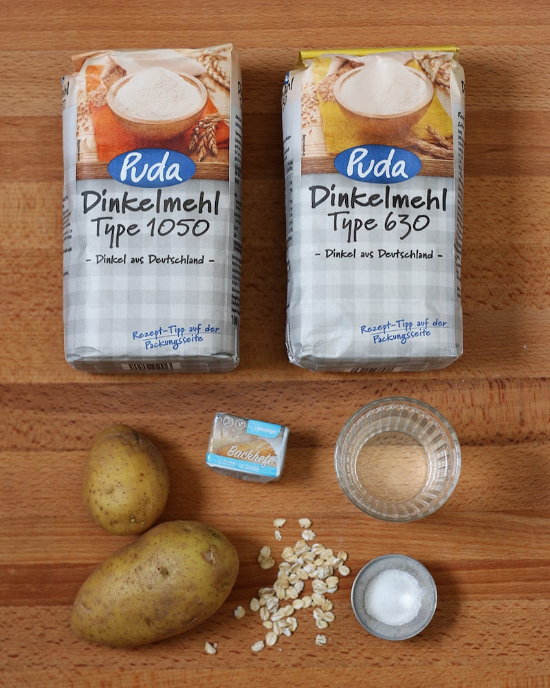 Auf diesem Bild siehst du alle Zutaten für unser Kartoffelbrot mit Haferflocken.