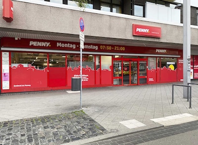 Sie sehen den Eingang vom Penny Markt in Kassel/West, Friedrich-Ebert-Str. 50