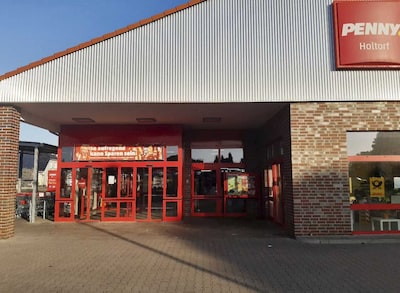 Sie sehen den Eingang vom Penny Markt in Nienburg, An der Chaussee 2