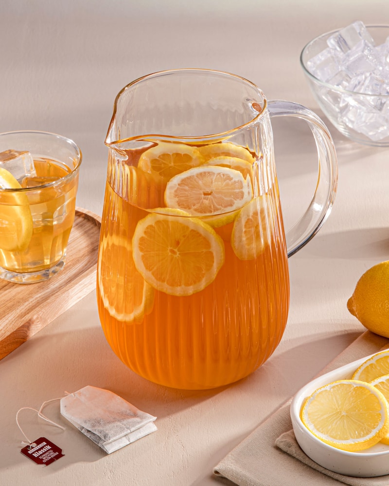 Das Bild zeigt den fertigen Zitronen-Eistee.