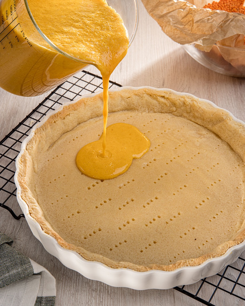 Dieses Bild zeigt wie die Masse auf den Kuchenboden gegeben wird.