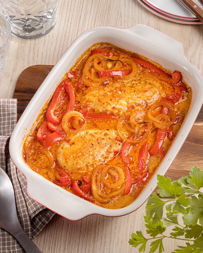 Dieses Bild zeigt das fertige Paprika Sahne-Hähnchen.