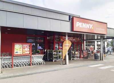 Sie sehen den Eingang vom Penny Markt in Unterschleißheim Landshuter Str. 16