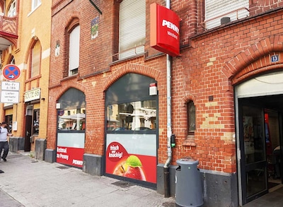 Sie sehen den Eingang vom Penny Markt in Wiesbaden, Gneisenaustr. 13