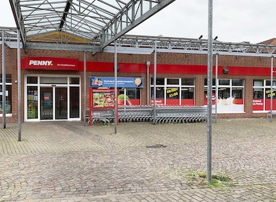 Sie sehen den Eingang vom Penny Markt in Bergisch Gladbach – Refrath, Siebenmorgen 13-15