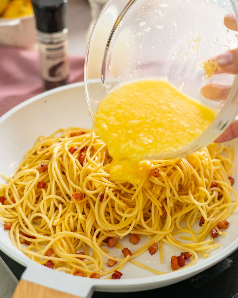 Diese Bild zeigt das Hinzugeben der Sauce.