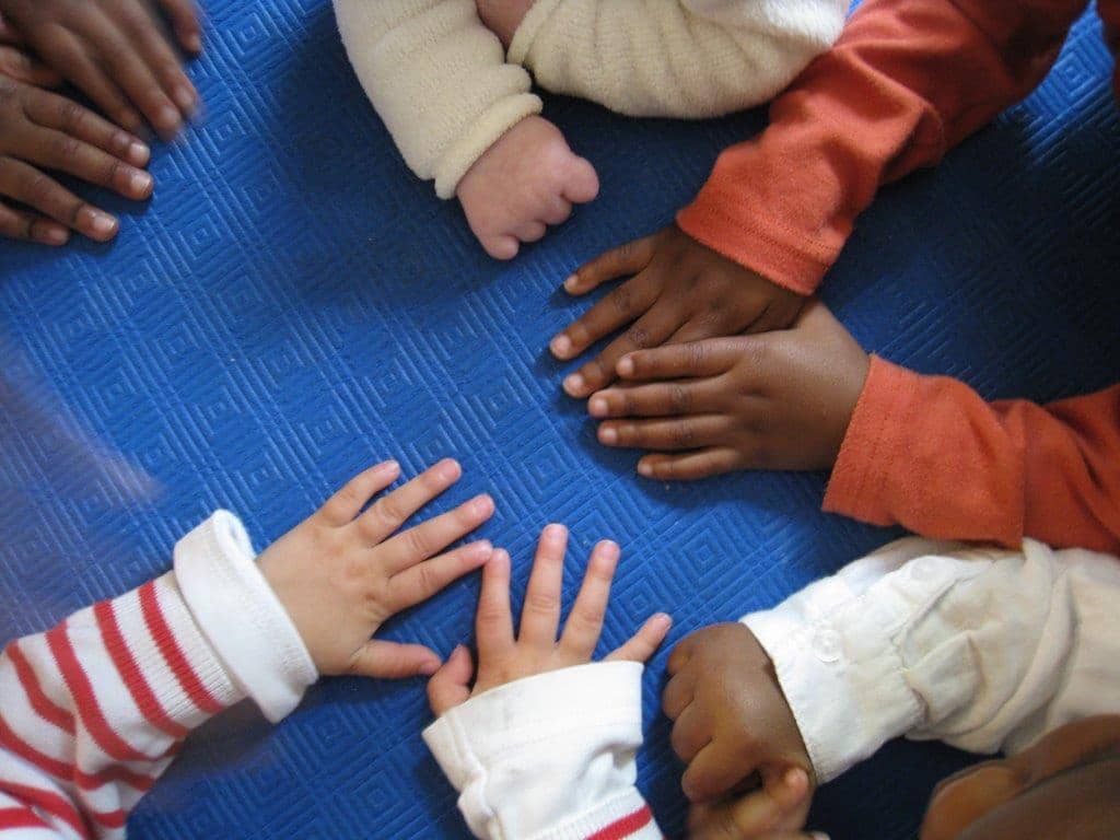 Kinderhaende bilden einen Kreis