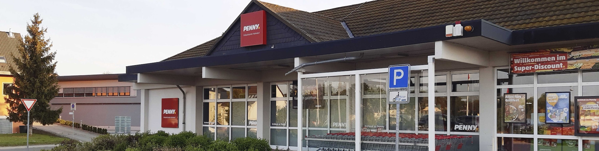 Sie sehen den Eingang vom Penny Markt in Hohndorf Neue Strasse 2