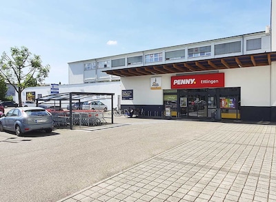 Sie sehen den Eingang vom Penny Markt in Ettlingen, Goethestr. 15