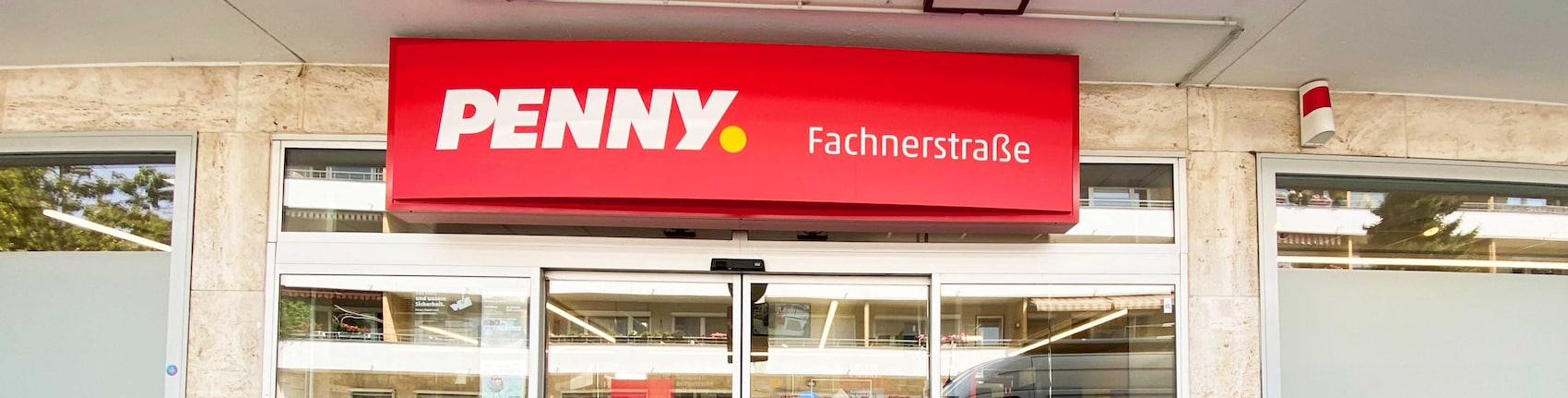 sie sehen den Eingang vom Penny Markt in München Fachnerstraße 41