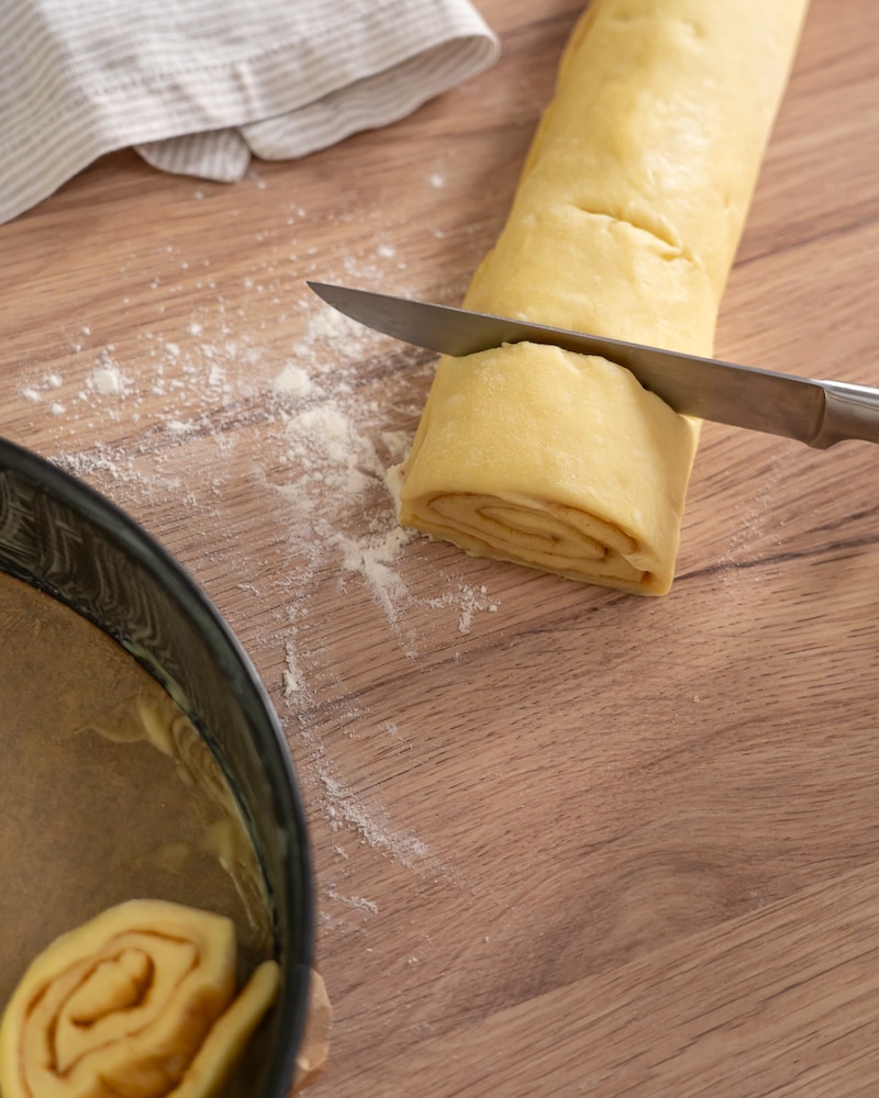 Zimtschnecken-Kuchen mit Blaubeersauce