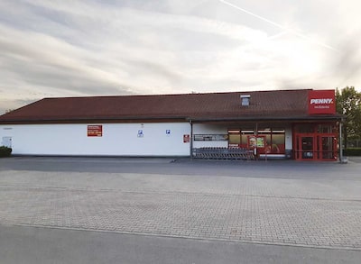 Sie sehen den Eingang vom Penny Markt in Crossen Lange Wiese 2
