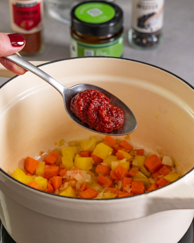 Dieses Bild zeigt wie das Tomatenmark hinzugegeben wird.