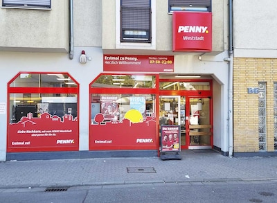 Sie sehen den Eingang vom Penny Markt in Heidelberg/Weststadt, Bahnhofstr. 9-13