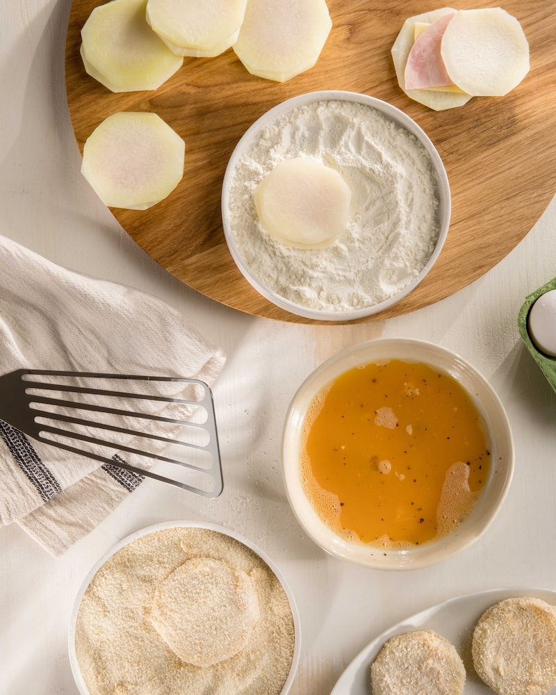 Das Bild zeigt Kohlrabi mit Käse und Panade.