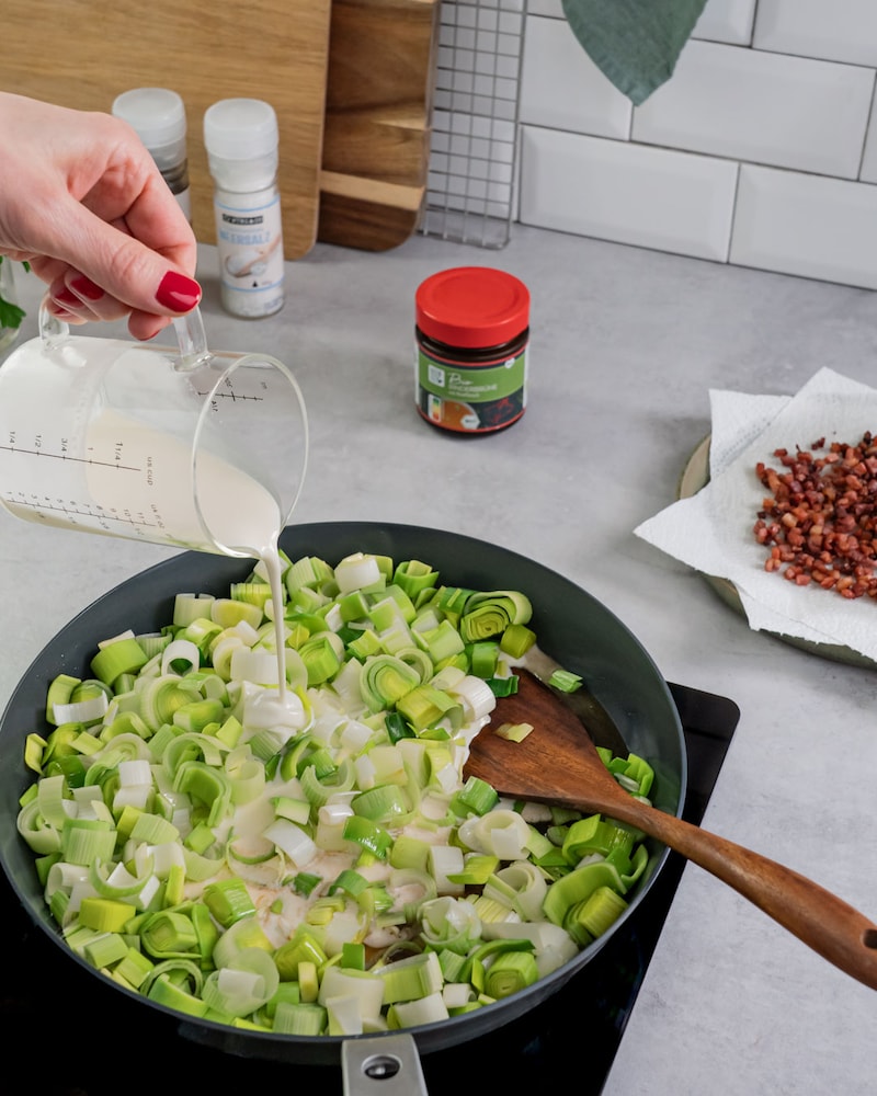 Dieses Bild zeigt das zugeben von Sahne.