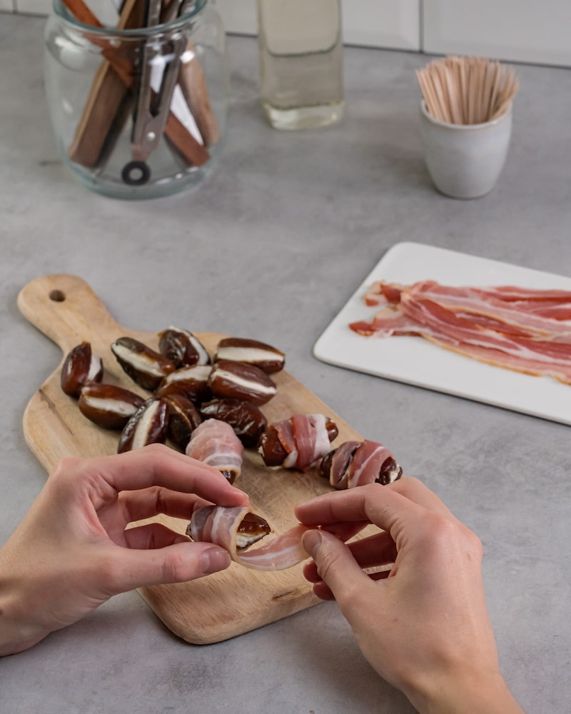 Dieses Bild zeigt, wie die Datteln eingewickelt werden.