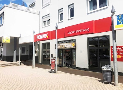 Sie sehen den Eingang vom Penny Markt in Bad Homburg, Gluckensteinweg 89