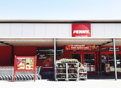 Sie sehen den Eingang vom Penny Markt in Passau Max-Matheis-Strasse 2A