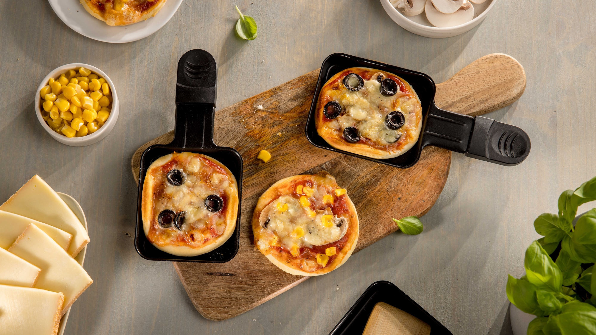 Das Bild zeigt Mini-Pizzen im Raclette.