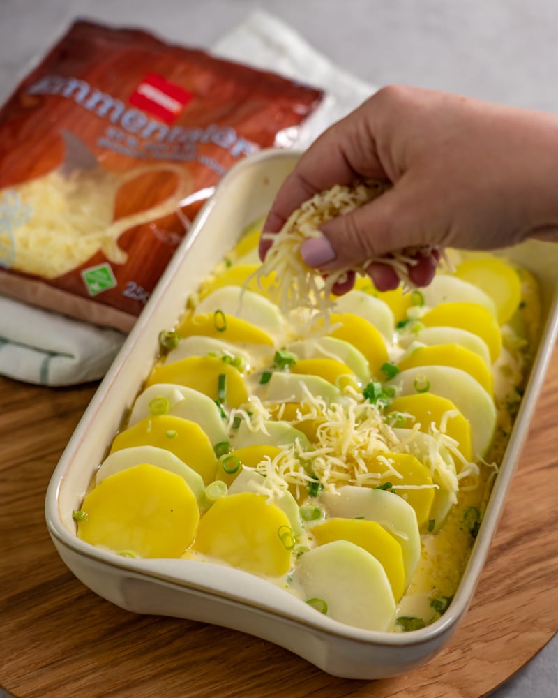 Dieses Bild zeigt wie Käse drüber gegeben wird.