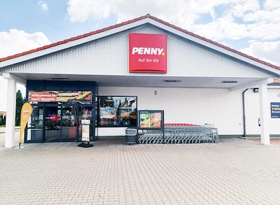 Sie sehen den Eingang vom Penny Markt in Laichingen, Geislinger Str. 26