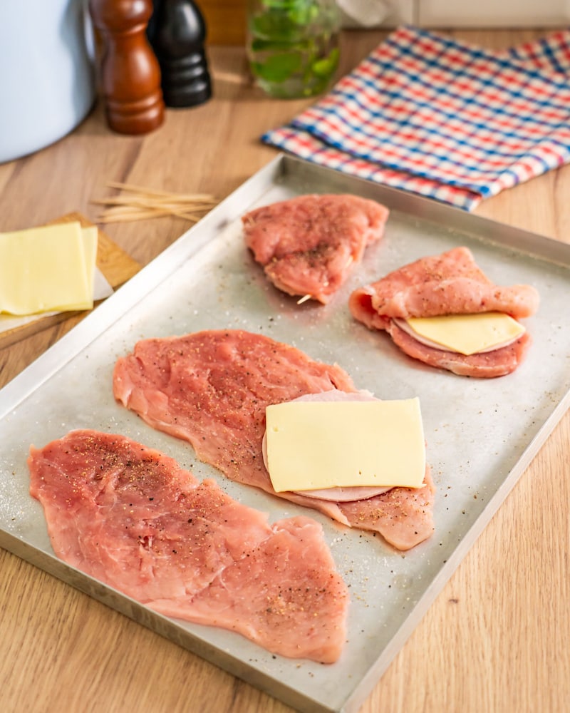 Dieses Bild zeigt wie das Fleisch belegt wird.
