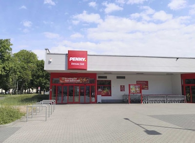 Sie sehen den Eingang vom Penny Markt in Dessau-Rosslau/Sued, Heidestr. 285