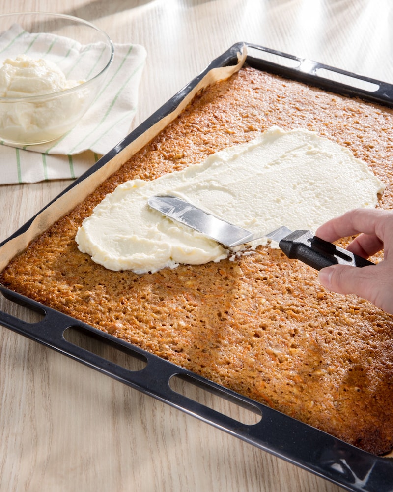 Dieses Bild zeigt wie der Kuchen bestrichen wird.