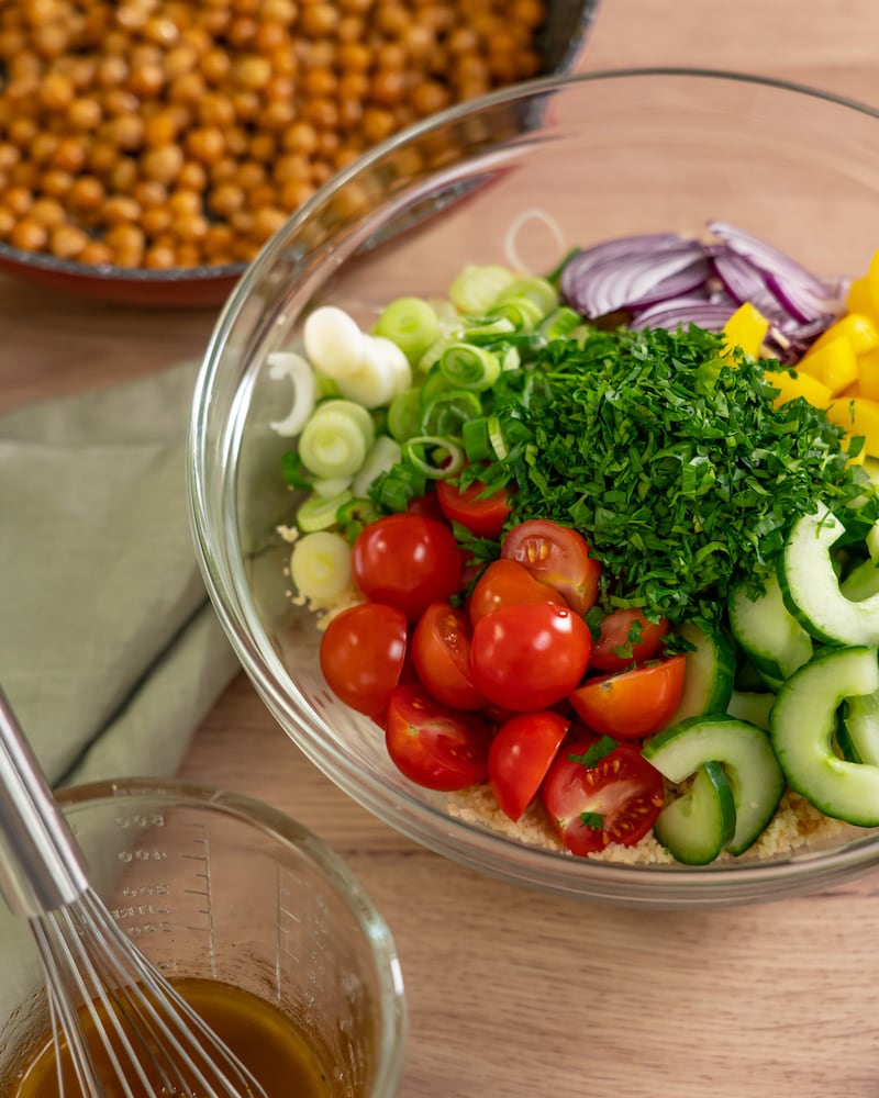 Couscous-Salat mit buntem Gemüse
