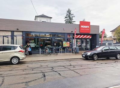 Sie sehen den Eingang vom Penny Markt in Karlsruhe/Knielingen, Herweghstr. 4
