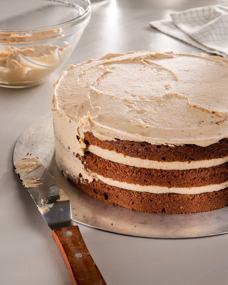 Dieses Bild zeigt das Einstreichen der Torte.