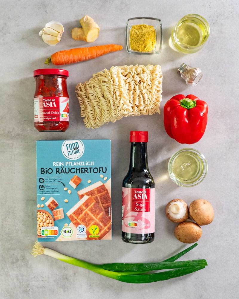 Dieses Bild zeigt die Zutaten für die Asiatische-Nudelsuppe-„to-go”.