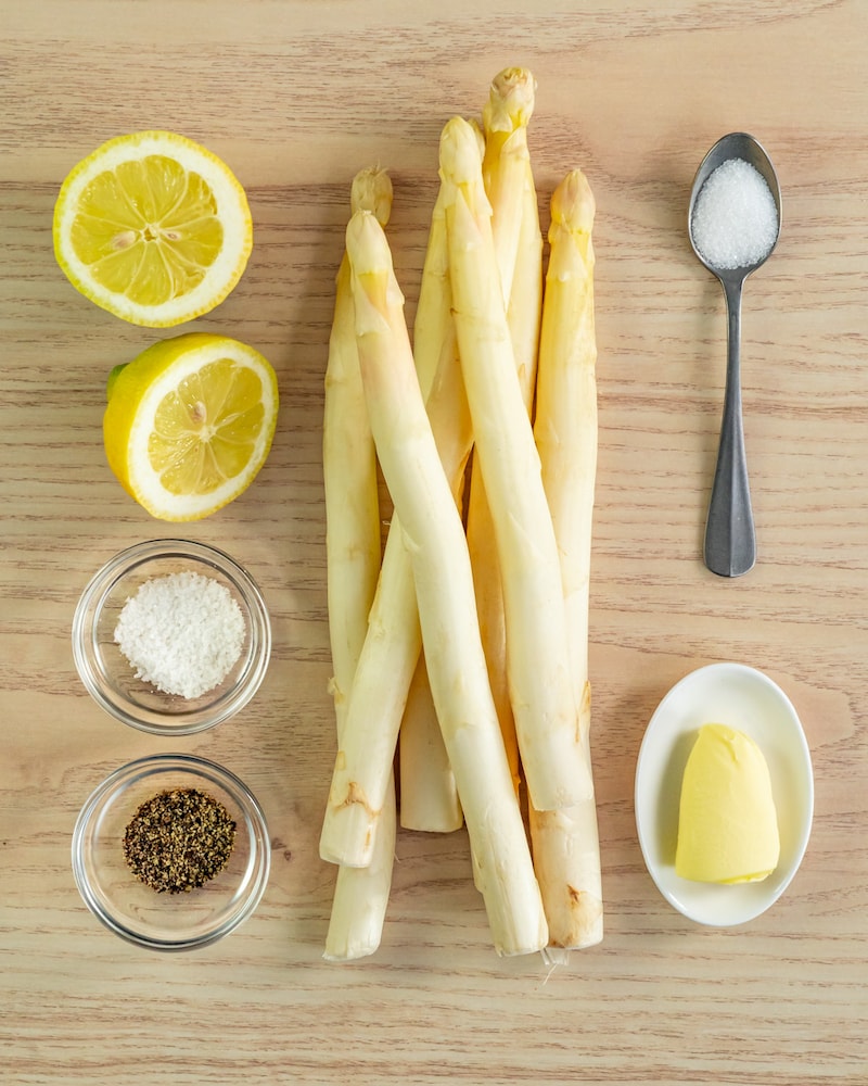 Dieses Bild zeigt die Zutaten für den Spargel aus dem Ofen.