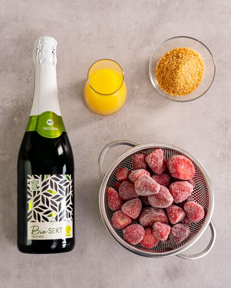 Dieses Bild zeigt die Zutaten für die Erdbeerlimes mit Sekt.