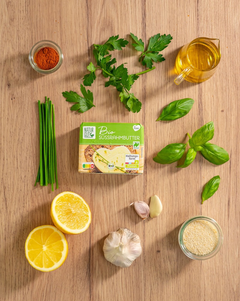 Dieses Bild zeigt die Zutaten für die Zitronen-Kräuterbutter.