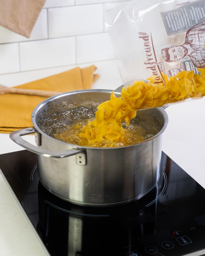 Dieses Bild zeigt die Zubereitung der frischen Zutaten der Pasta mit Pilzrahm.